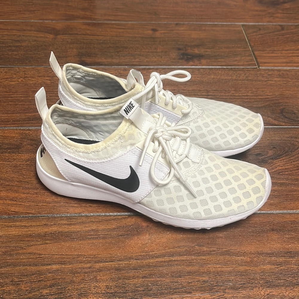 Stains can easily be bleached/ washed